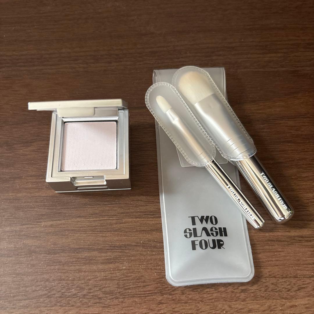 TWO SLASH FOUR Strobing Face Cube Highlight Purple