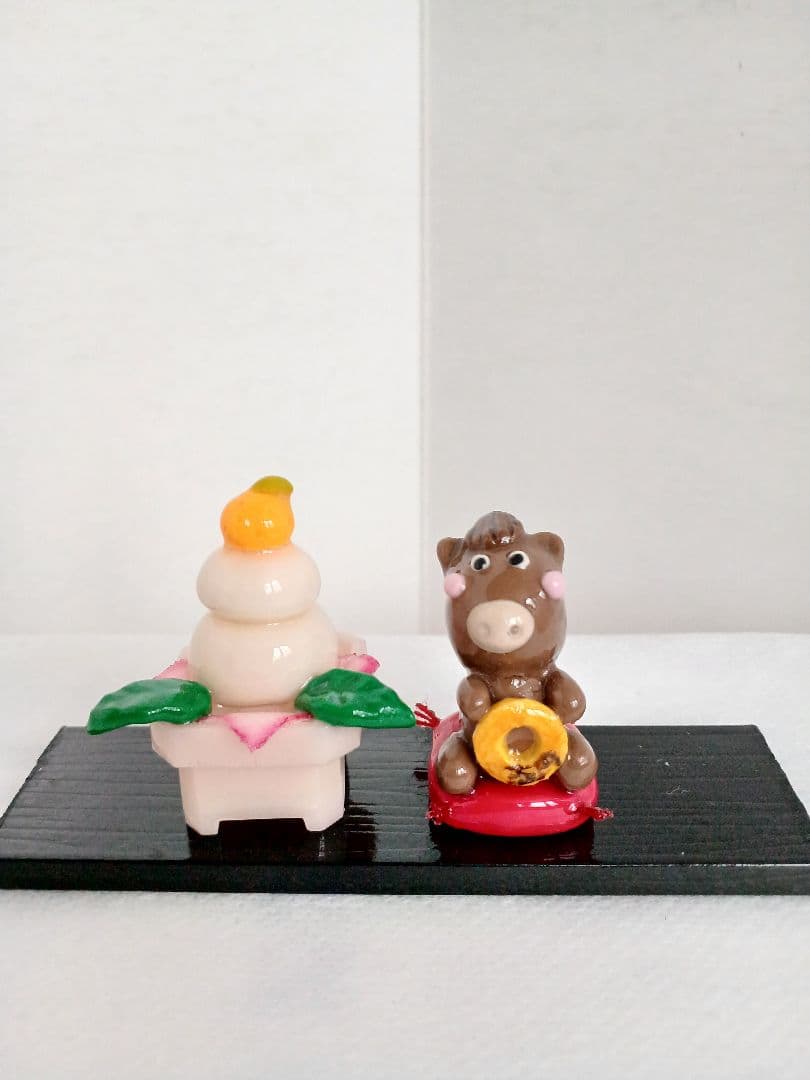 New Year's Decoration: Miniature Horse and Kagami Mochi Ornament, Handmade, Zodiac Decoration, Polymer Clay, Anonymous Shipping