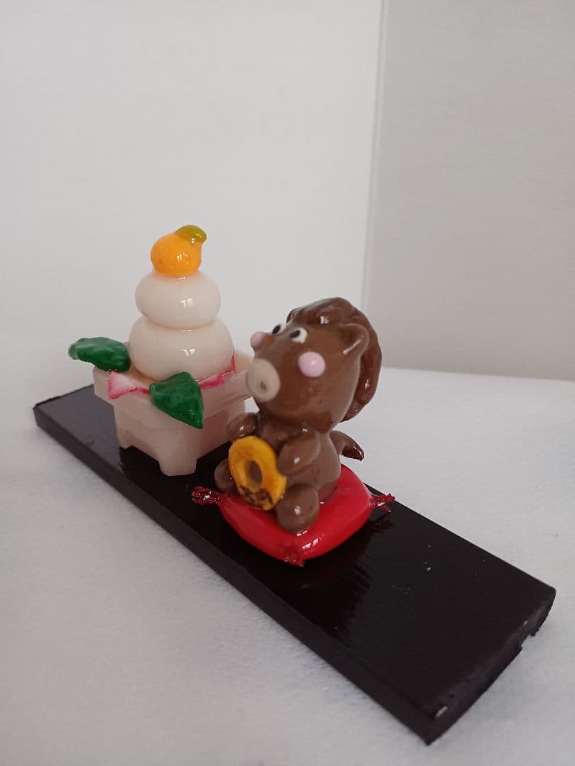 New Year's Decoration: Miniature Horse and Kagami Mochi Ornament, Handmade, Zodiac Decoration, Polymer Clay, Anonymous Shipping