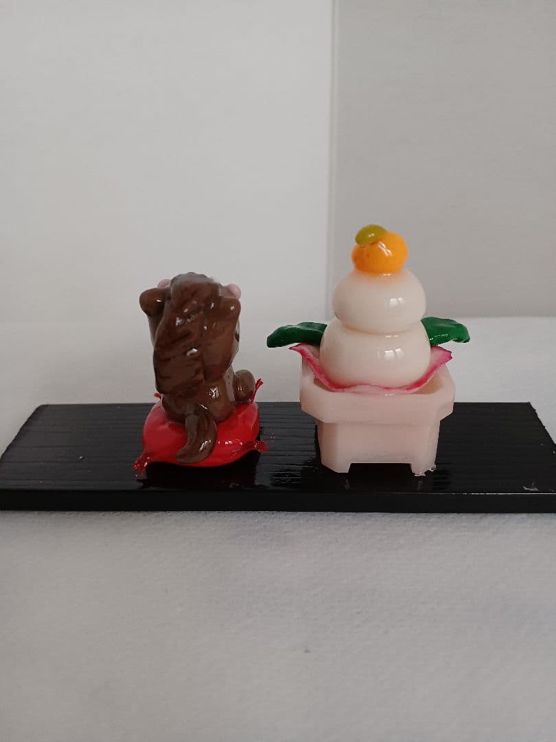New Year's Decoration: Miniature Horse and Kagami Mochi Ornament, Handmade, Zodiac Decoration, Polymer Clay, Anonymous Shipping