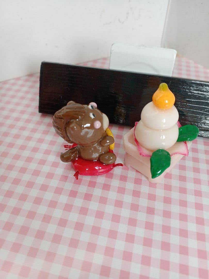 New Year's Decoration: Miniature Horse and Kagami Mochi Ornament, Handmade, Zodiac Decoration, Polymer Clay, Anonymous Shipping